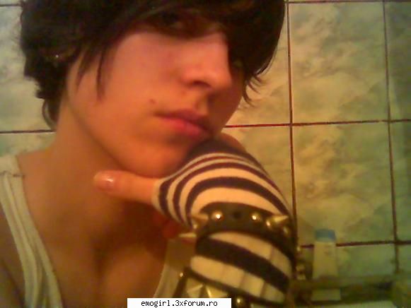 hi i'm not emo but i like this style... ;) ....i like punk i'm a punk bye bye :hi: emo girls