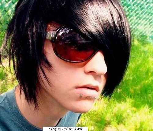 PoZe EmO - hmmm...acum un emo boy macar :D atat....1:X:X:X - Emo