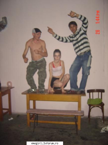 about me...... - buna, eu sunt florina, am 18 ani, sunt din - About you